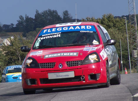 Jesper Ternvalt deler denne weekend sin Renault Clio Cup racer med Allan og Michael Bjerregaard.